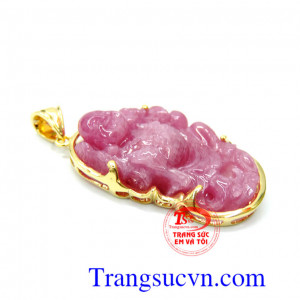 Mặt phật di lặc kiểu đứng bọc vàng là sản phẩm chế tác kiểu dáng đứng từ ruby thiên nhiên kết hợp với vàng 14k tạo nên sản phẩm sang trọng chất lượng tốt với giá thành hợp lý.