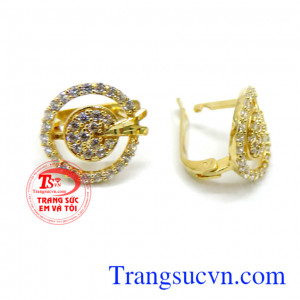 Hoa tai tròn cổ điển sẽ khiến cho người đeo toát lên được vẻ cổ điển nhưng vẫn hợp thời trang.