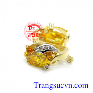 Hoa tai vàng đá vàng mang lại sự hiện đại, tinh tế cho phái đẹp.