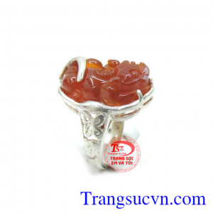 Nhẫn nữ tỳ hưu mã não