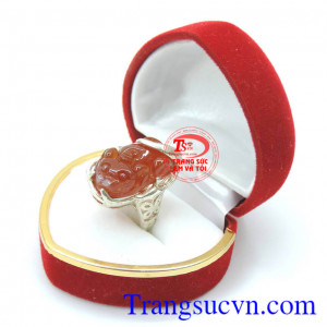 Nhẫn nữ tỳ hưu mã não