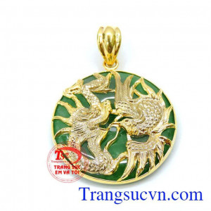 Mặt ngọc rồng phượng hòa quyện, mặt ngọc jadeite thiên nhiên bọc hình rồng phượng khắc nổi, vẻ đẹp sang trọng cũng như sự thiêng liêng của linh vật kết hợp với chất ngọc jadeite tự nhiên mang lại sự hài hòa