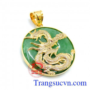 mặt jadeite bọc rồng mang biểu tượng nguyên khí của đất trời, đem lại may mắn, biểu tượng của Hoàng đế, của người quân tử. Mặt ngọc rồng linh khí đất trời