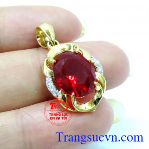 Màu đỏ của đá đem lại sự sang trọng, quyễn rũ, thu hút người khác phái. Mặt dây nữ đá đỏ huyết