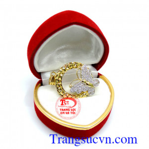 Mặt dây chuyền sáng bóng. Mặt dây chuyền vàng quý phái