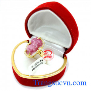 Nhẫn nữ tỳ hưu hồng ngọc