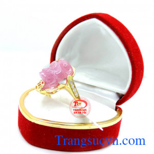 Nhẫn nữ tỳ hưu ruby đỏ tím đẹp. 