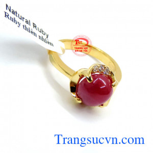 Nhẫn nữ ruby thiên nhiên kiểu dáng thanh, gọn, sang trọng, thể hiện vẻ đẹp tinh tế thanh thoát của phái nữ. Nhẫn nữ hoa ruby may mắn