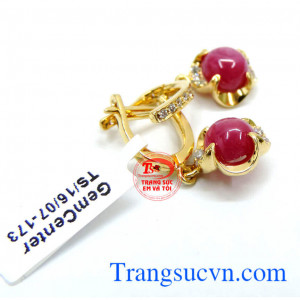 Đôi bông tai ruby 14k, hoa tai nữ sang trọng, hoa tai nữ vàng gắn đá quý ruby cao quý, là món quà thể hiện sự yêu thương, trân trọng đến người phụ nữ của bạn, chẳng những ruby đem lại sự sang trọng.