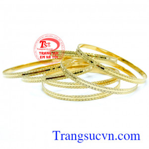 Thiết kế đẹp mắt, sang trọng, phù hợp với nhiều kiểu trang phục. Vòng tuần 10k 7 chiếc