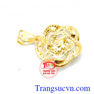 Thiết kế kiểu dáng Korea sang trọng quý phái. Mặt dây nữ hoa đính đá kim cương