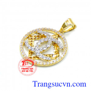 Mặt dây vàng tây thương hiệu được chế tác đầy tinh xảo, sắc nét tạo vẻ ấn tượng cho nữ giới.