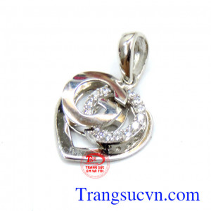 Mặt dây chuyền nữ tính vàng trắng mang đến vẻ duyên dáng đến cho người đeo.