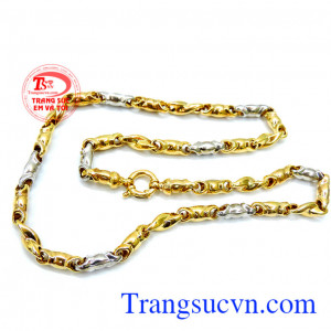 Chiếc dây chuyền vàng hai màu