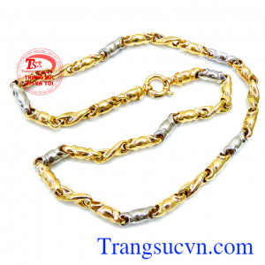 Chiếc dây chuyền vàng hai màu