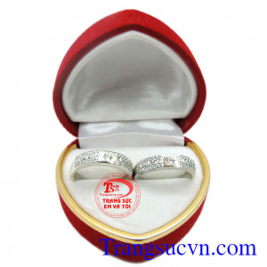Nhẫn cưới đẹp tượng trưng cho tình yêu thủy chung và hạnh phúc vĩnh cửu cho người đeo