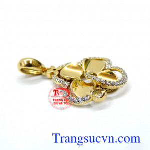 Mặt dây chuyền vàng 18k cho nữ, mặt dây chuyền làm quà tặng cho người phụ nữ bạn yêu thương giúp tình yêu bền chặt. Mặt dây chuyền hoa 4 cánh vàng 18k