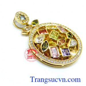 Thiết kế kiểu dáng Korea sang trọng quý phái. Mặt dây chuyền gắn đá sang trọng vàng 18k