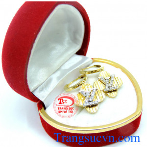 Bông tai vàng tây 18k đẹp cao quý, chất lượng đảm bảo, hoa tai vàng tây chế tác tinh xảo, mang đến vẻ đẹp thời trang quý phái cho người đeo.