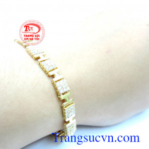 Lắc tay vàng đảm bảo chất lượng vàng. Lắc tay chứ H gắn đá quý sáng bóng