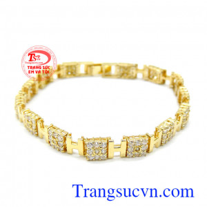 Là món quà ý nghĩa trong các dịp, sinh nhật, kỷ niệm. Lắc tay chứ H gắn đá quý sáng bóng