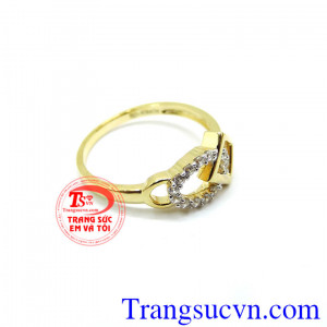 Nhẫn nữ vàng tây chế tác tinh tế mang đến những đường nét sáng bóng bền đẹp. 