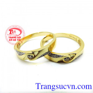 Cặp nhẫn cưới tượng trưng cho kết quả của tình yêu bền đẹp, mang đến hạnh phúc vĩnh viễn cho các cặp đôi