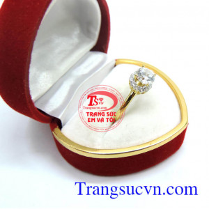 Thiết kế theo sự thùy mị của phái nữ. Nhẫn nữ đá quy vàng tây sang trọng