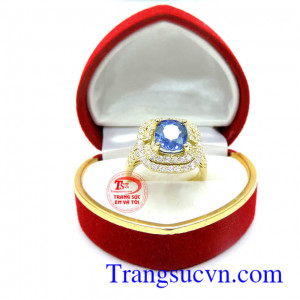 Nhẫn nữ vàng 18k gắn đá sapphire màu lam trong suốt cực kỳ quý hiếm mang năng lượng tốt. 