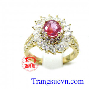 Nhẫn ruby facet hồng tím với cánh là những viên đá oval dài, trắng lấp lánh. Nhẫn nữ hoa ruby 18k thời trang