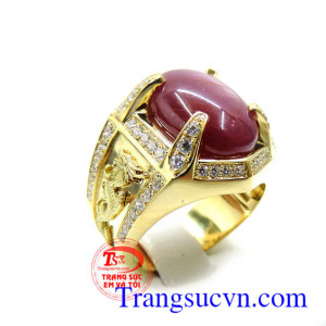 Nhẫn nam khắc hình rồng 2 bên hông, đường nét khắc tinh tế tạo sự sống động cho con rồng, đá tấm đính xung quanh tứ trụ, ở giữa là viên đá Ruby sao thiên nhiên hồng ngọc sáng