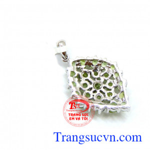 Những viên đá peridot nhỏ kết hợp tạo nên vẻ đẹp nhẹ nhàng mà kiêu kỳ. Mặt nữ peridot yêu thương