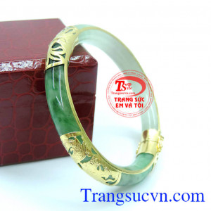 Vòng vàng thời trang ngọc, vòng ngọc cẩm thạch thiên nhiên bọc vàng hoa văn tinh tế, sắc nét. Vòng vàng thời trang ngọc