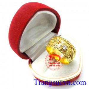 Nhẫn nam vàng thiết kế chạm khắc rồng nổi biểu tượng âm dương rực cháy dưới ánh mặt trời