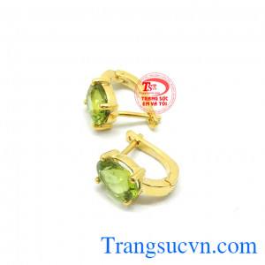 Peridot là loại đá có màu sắc kết hợp giữa vàng cao quý và xanh lục hi vọng nên nó giúp người đeo xua tan nỗi sợ hãi trong đêm tối và đem lại cho họ đức tính ôn hòa. Hoa tai peridot thiên nhiên 14k