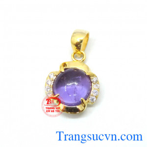 May mắn và kích hoạt tình duyên ý nghĩa tượng trưng cho tình yêu cao thượng, sắc đẹp. Mặt dây vàng đá thạch anh tím