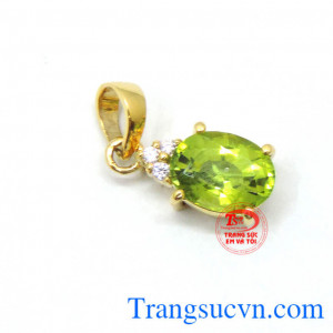 Mặt dây đá peridot trẻ trung là món quà may mắn dành cho người yêu thương của mình.