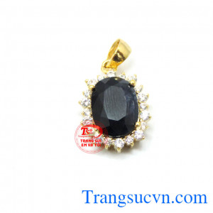 Mặt dây sapphire thiên nhiên TSVN được thiết kế giúp tôn vinh vẻ đẹp, giải tỏa căng thẳng cho người đeo.