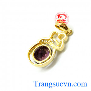 Mặt dây đá Spinel thiên nhiên vàng 14k mang lại may mắn cho người đeo.