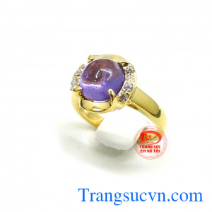 Kiểu dáng sản phẩm thời thượng được nhiều khách hàng đánh giá cao. Nhẫn nữ vàng đá thạch anh tim tròn