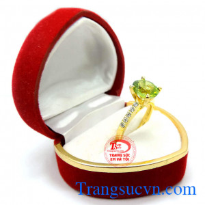 Nhẫn thiết kế đơn giản mà vẫn toát lên được vẻ sang trọng quý phái bởi chính chất lượng của vàng và viên đá tạo nên. Nhẫn nữ đá perodot cá tính