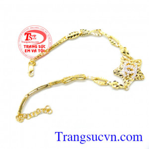 Thiết kế độc đáo giá thành phải chăng bán hàng uy tín trên toàn quốc. Lắc nữ vàng 10k ông sao 5 cánh