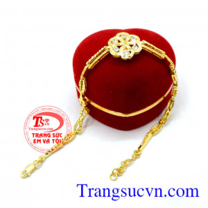 Sản phẩm lắc tay kiểu đẹp sang được đánh giá chất lượng trong nhiều năm. Lắc tay bông hoa đá quý