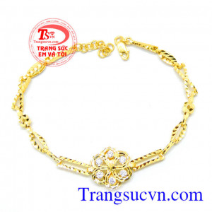 Thiết kế sáng tạo mang lại cảm giác mới lạ cho người dùng. Lắc tay bông hoa đá quý