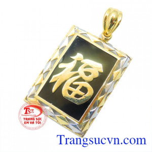 Mặt dây chữ phúc mang lại bình an, may mắn cho người đeo.