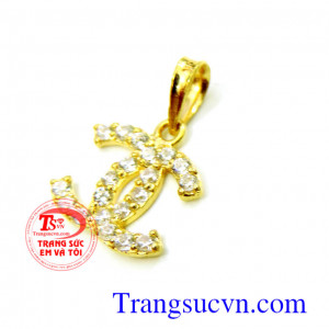 Mặt vàng đính đá là món quà tặng tuyệt vời cho người yêu thương những dịp ý nghĩa.