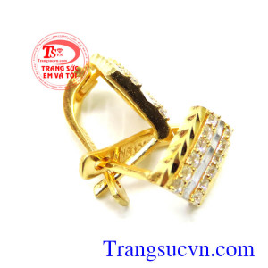 Hoa tai vàng sang trọng sẽ là sự lựa chọn hoàn hảo đê làm quà tặng cho những người yêu thương.