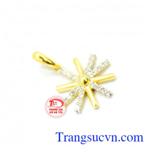 Mặt dây vàng 10k hậu duệ mặt trời mang đến may mắn và vẻ đẹp thời trang, sang trọng cho người đeo.