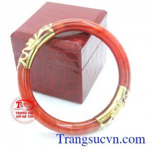 Quà tặng cho người thân và bạn bè. Vòng ngọc cẩm thạch đỏ bọc vàng 10k