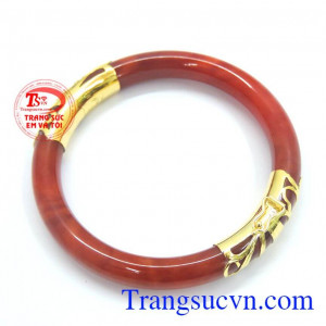 Sản phẩm vong tay ngọc cẩm thạch đỏ bọc vàng sang trọng với kiểu dáng bọc tinh tế. Vòng ngọc cẩm thạch đỏ bọc vàng 10k